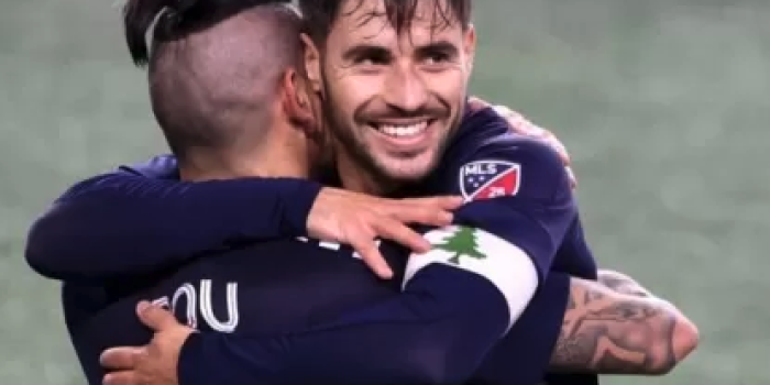 alt Carles Gil renueva su contrato como jugador designado de New England Revolution hasta 2026